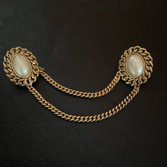 CHCHAREL Vintage Double Pins Oval Pearls And Gold Tone coat Sweater pin. HTF - Picture 1 of 6